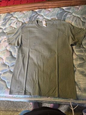 Gildan Men's Olive Green Short Sleeve Crewneck Tee
